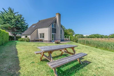 Charmante Villa mit Terrasse am Wasser