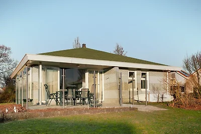 Freistehende Villa am Wasser mit Garten