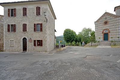 Grande casale in pietra in piccolo borgo...