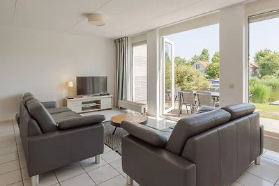 Bungalow am Wasser mit Garten