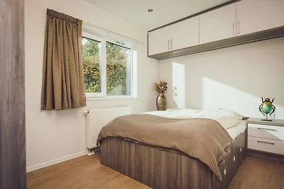 Modernes Ferienhaus mit hölzernem Whirlpool
