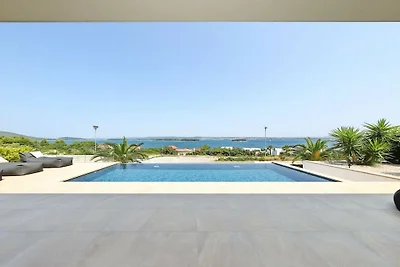 Villa in Tkon mit Schwimmbecken