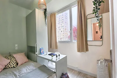 Camera accogliente in un accogliente appartam...