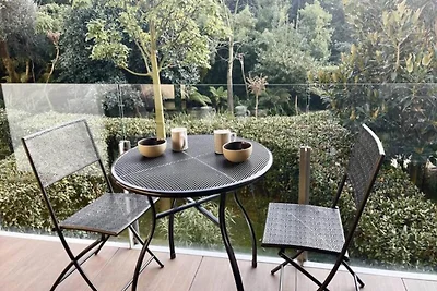 Moderne 2P-Wohnung, Pool, Parkplatz, neu