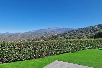 Cabaña en Sayalonga con piscina.