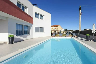 Villa in Vrsi mit Schwimmbecken