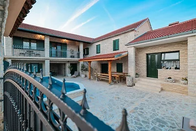 Landhaus mit Pool und Garten