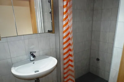 Moderner Bungalow im Ferienpark mit Seezugang