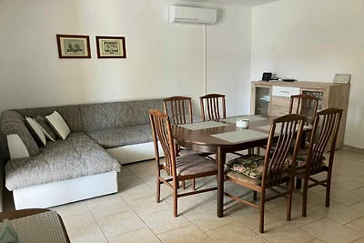 Fuga luminosa lungo la strada del villaggio