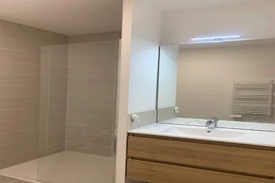 Helles Apartment mit Poolzugang