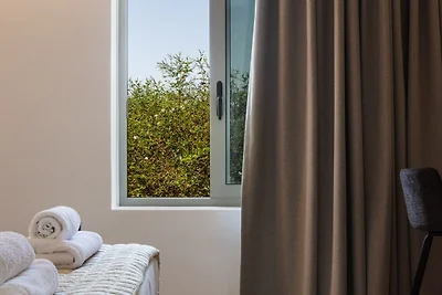Marvelous new luxury villa with heated pool!