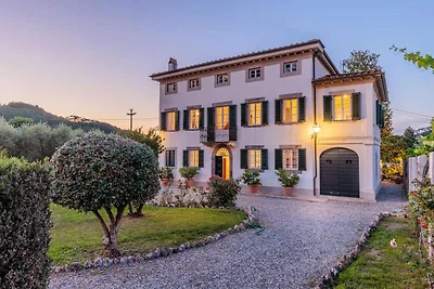 Villa bei Lucca mit Gartenblick