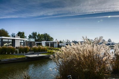 Fijn chalet met veranda, nabij het Veluwemeer