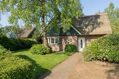 Strohgedeckte Villa mit Geschirrspüler in ein...