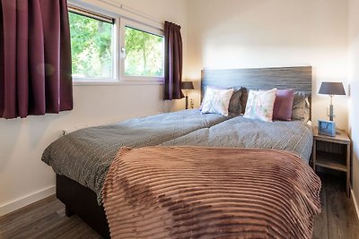 Modernes Chalet mit Mikrowelle in einem Ferie...