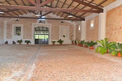 Ferienhaus in Llubi mit Schwimmbecken