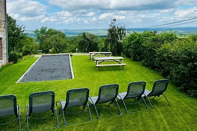 Elegantes Herrenhaus am Hang