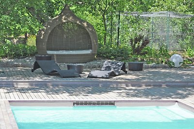 Traditionelles Ferienhaus mit Swimmingpool in...