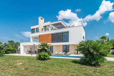 Luxuriöse Villa mit Pool und Seeblick