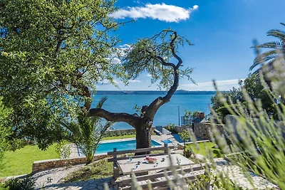 Moderne Villa in Maslenica mit Swimmingpool