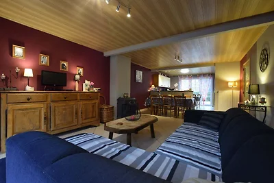 Abgeschiedenes Cottage in Sainte-Ode mit groß...