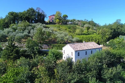 Caratteristico casale a Barchi (Marche)
