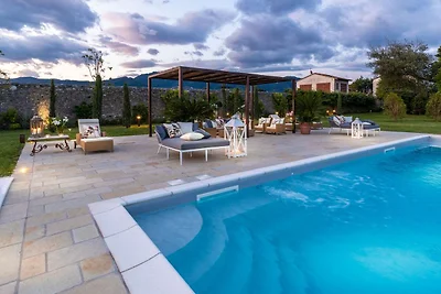 5 Schlafzimmer Villa mit Pool in Lucca