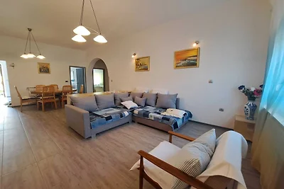 Spacious Urban Retreat Apartment with Terrace...