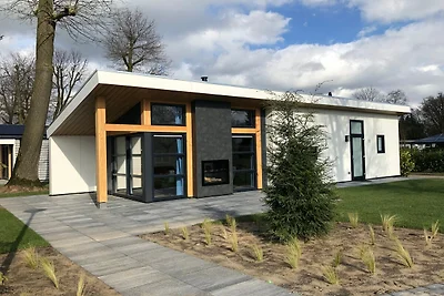 Gemütliche Villa mit transparentem Kamin
