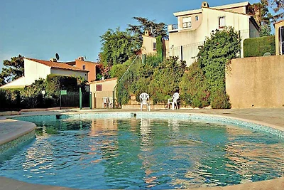 Villa con piscina e campo da tennis in comune