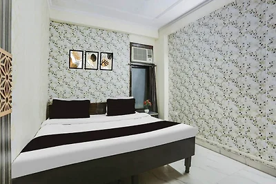 Super Hotel O Chhatarpur
