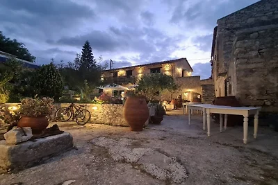 Geräumige Villa am Wasser in Gerani