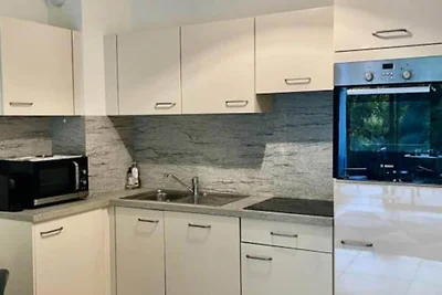 Moderne 2P-Wohnung, Pool, Parkplatz, neu