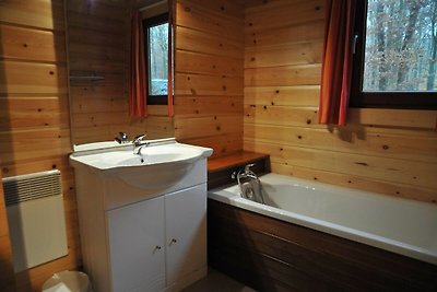 Modernes Holzchalet mit Ofen, im Wald gelegen