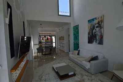 Moderne Villa mit privatem Pool