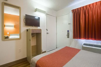 1 Queensize Bed | Ns | Micfridge