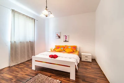 Große Villa mit Swimmingpool und umzäuntem...