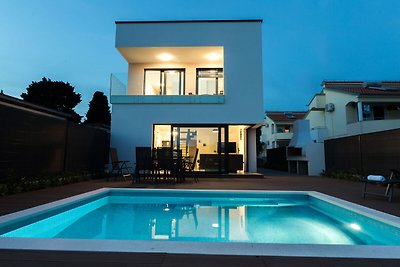 Luxuriöse Villa mit Swimmingpool in Pakoštane
