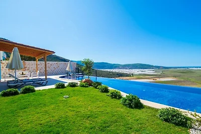 Villa in Kalkan mit Schwimmbecken