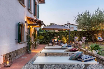 Villa a Lucca con Piscina e Vista Campagna