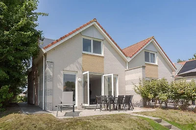 Bungalow am Wasser mit Garten