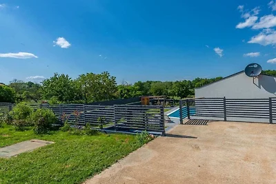 Villa en Nedešćina con piscina