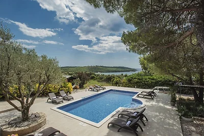 Pittoresca casa vacanze a Banjole con piscina
