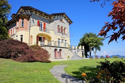 Lussuosa villa nella regione dei laghi italia...