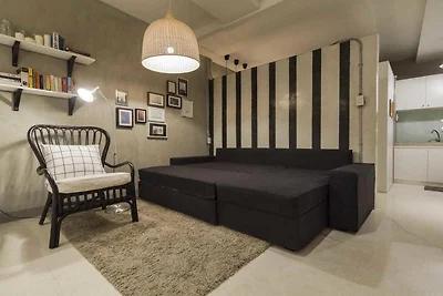 Executive Elegance | Luxe Suite for Travelers