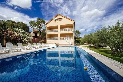Moderna casa vacanze con piscina a Kakma