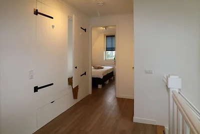 Strohgedeckte Villa mit Lounge am Wasser