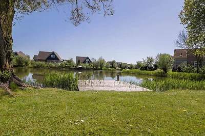 Kompakter Wellness-Bungalow am Wasser
