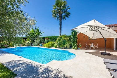 Modernes Ferienhaus mit Pool