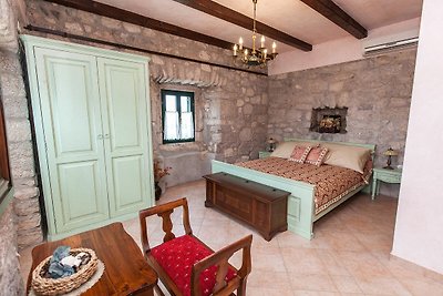 Traditionelles Ferienhaus mit Swimmingpool in...